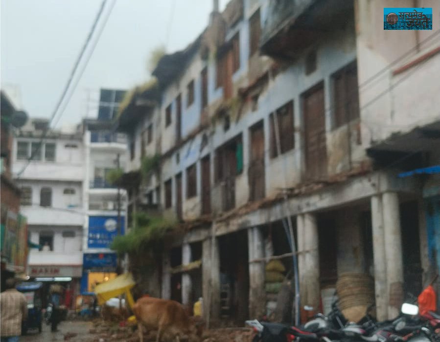 नखास में जर्जर राजभवन का बारजा गिरा, बाल-बाल बचे लोग