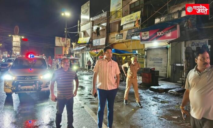 भारी बारिश के बीच देर रात शहर में निकले जिलाधिकारी