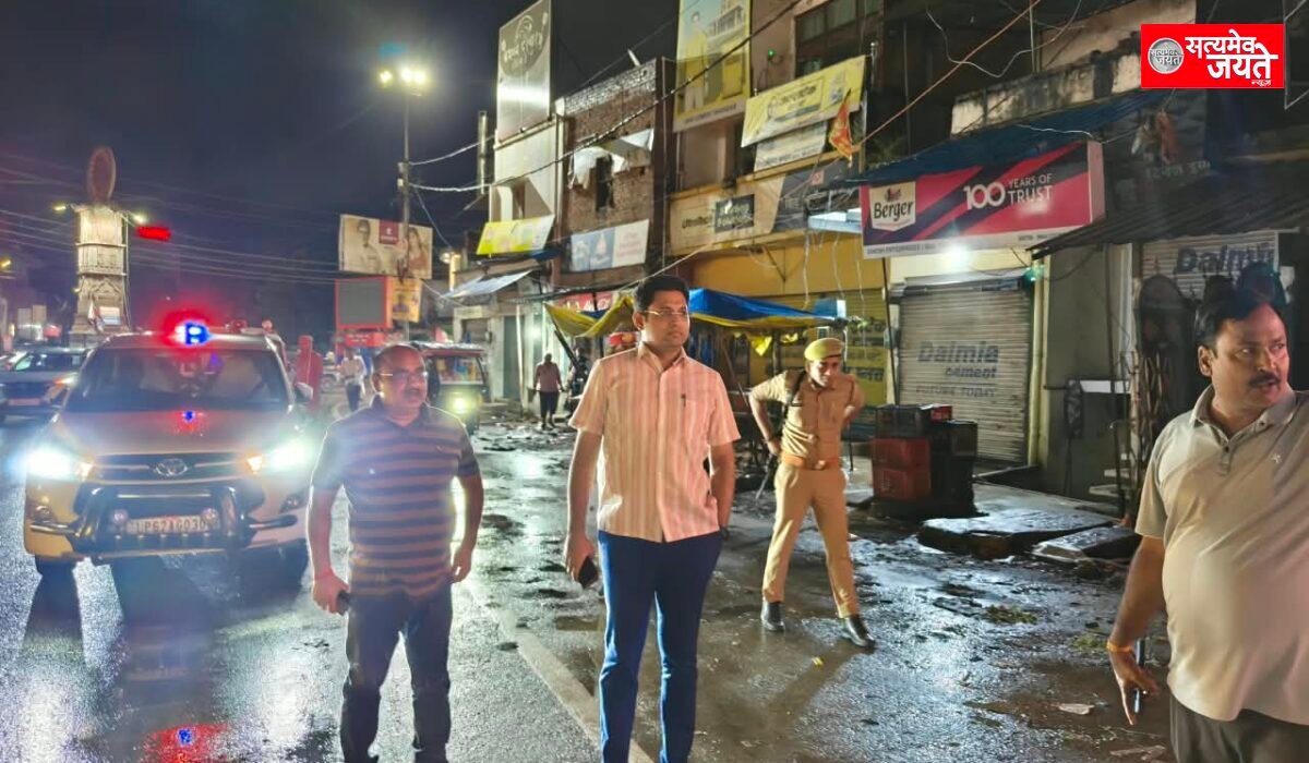 भारी बारिश के बीच देर रात शहर में निकले जिलाधिकारी