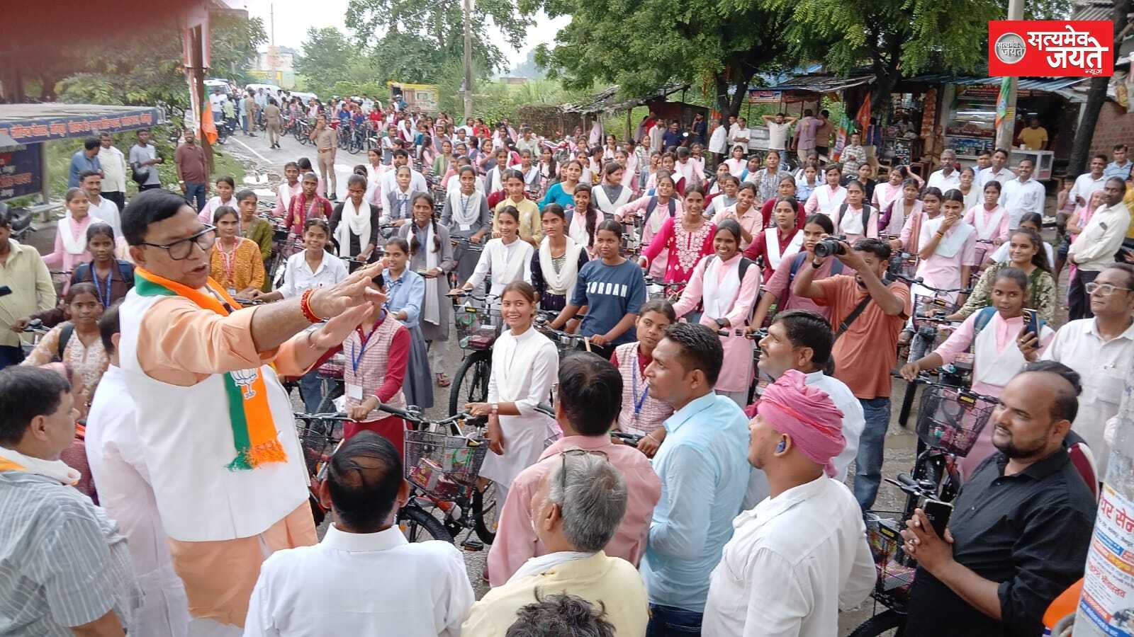 मोदी के जन्मदिन पर कृपाशंकर सिंह ने 176 छात्राओं को बांटी साइकिल