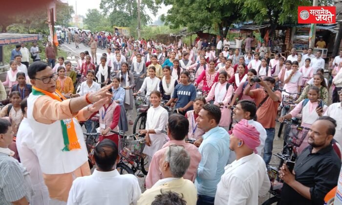 मोदी के जन्मदिन पर कृपाशंकर सिंह ने 176 छात्राओं को बांटी साइकिल