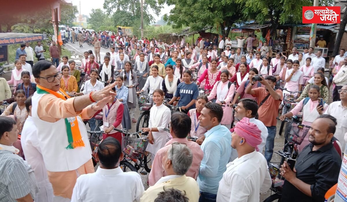 मोदी के जन्मदिन पर कृपाशंकर सिंह ने 176 छात्राओं को बांटी साइकिल