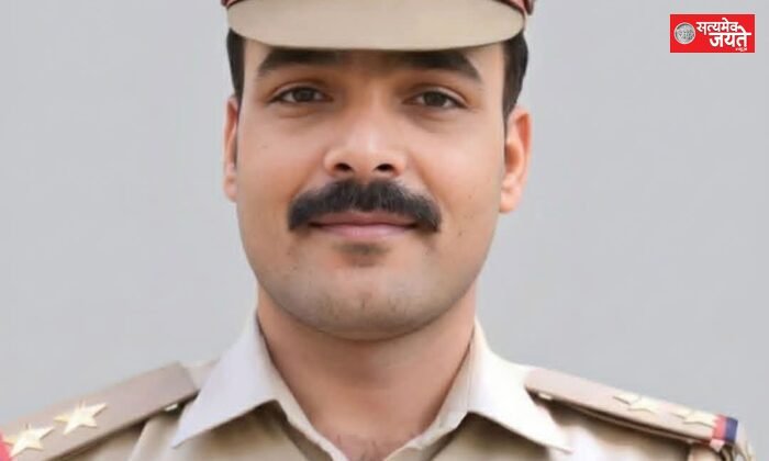 वसूली-लूट मामले में निलंबित थानाध्यक्ष दिव्य प्रकाश ने किया आत्मसमर्पण, तीन जिलों में छापेमारी