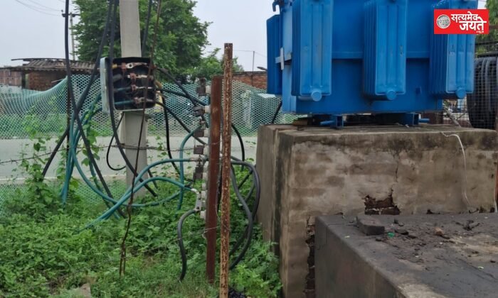 ट्रांसफार्मर जलने से 300 घरों में छाया अंधेरा