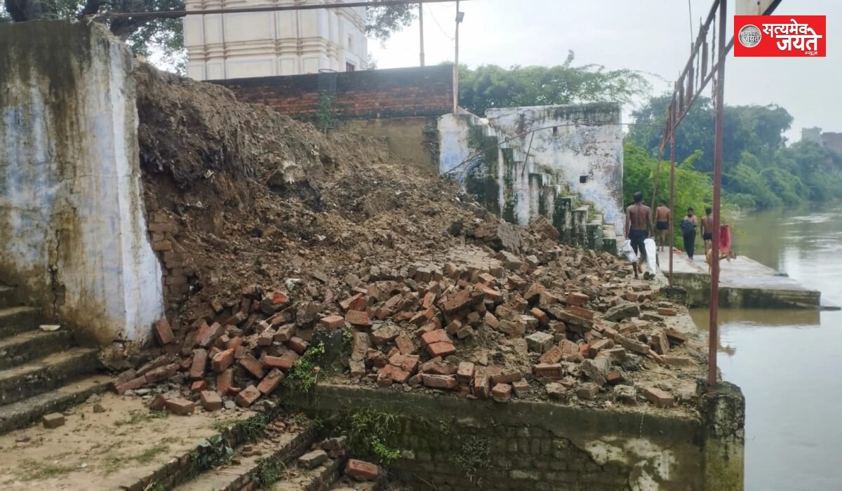 तेज बारिश से गिरी घाट की दीवार, टला बड़ा हादसा*