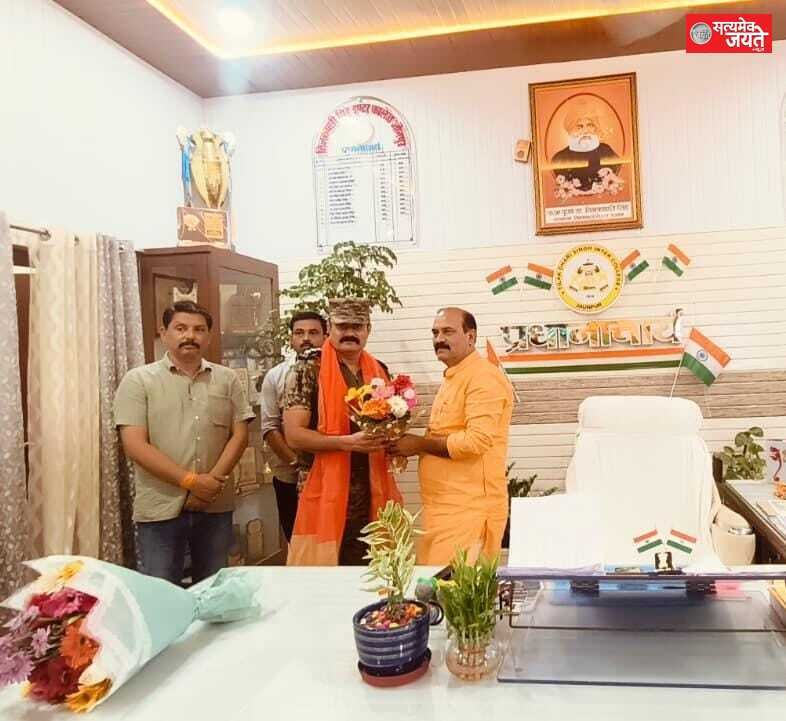 96 U P बटालियन के नये कमांडिंग ऑफिसर रोशन जमीर ने कार्यभार ग्रहण करने पर पहली बार पहुचे टी डी इटंर कालेज