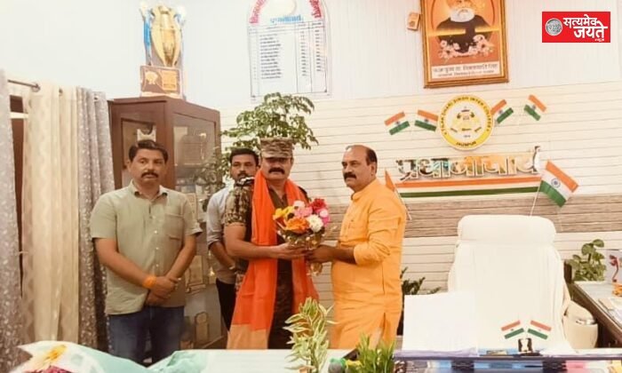 96 U P बटालियन के नये कमांडिंग ऑफिसर रोशन जमीर ने कार्यभार ग्रहण करने पर पहली बार पहुचे टी डी इटंर कालेज