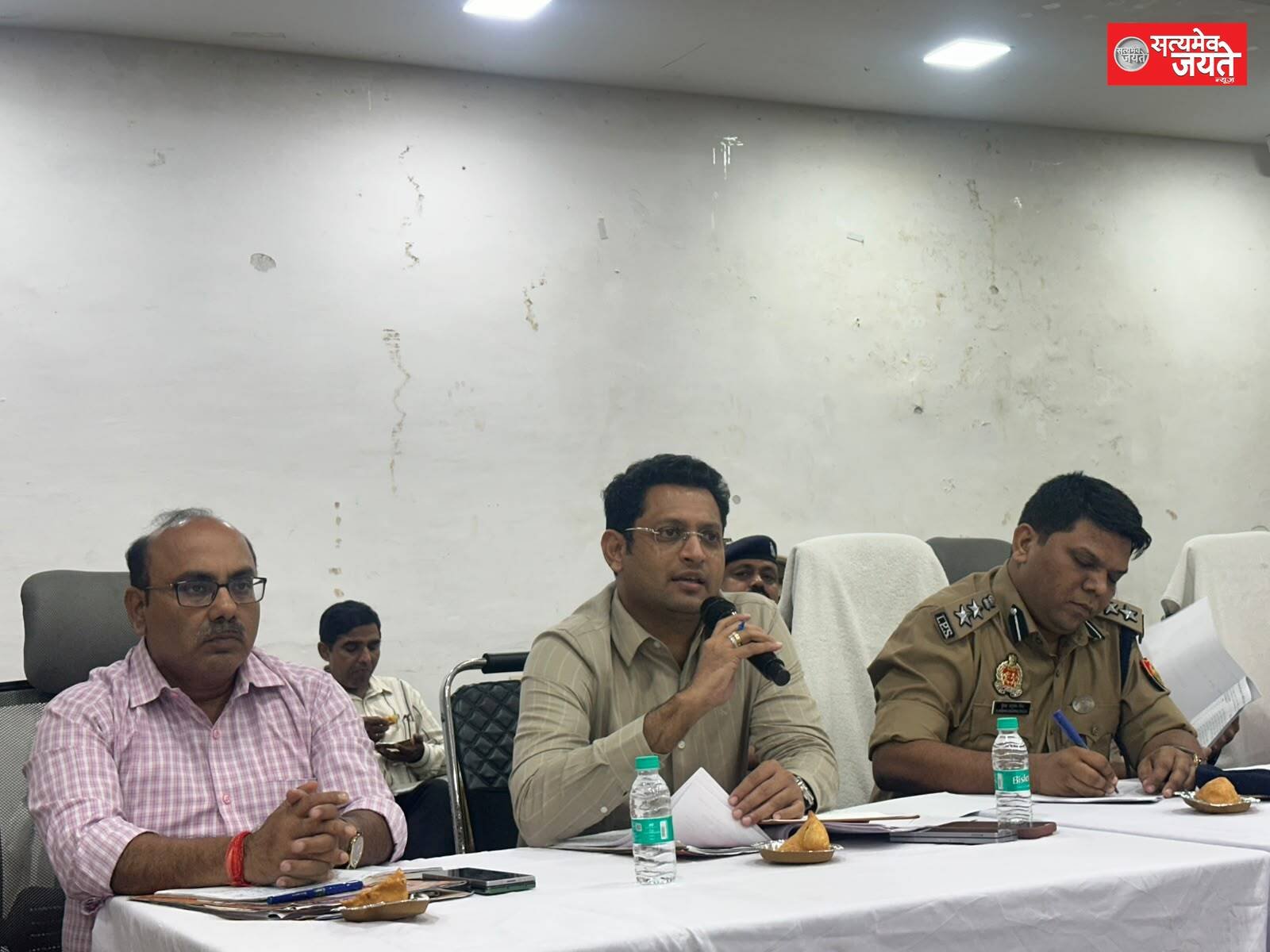 दुर्गापूजा को लेकर डीएम ने दिए सख्त निर्देश, पंडालों में फायर और विद्युत सुरक्षा पर विशेष जोर