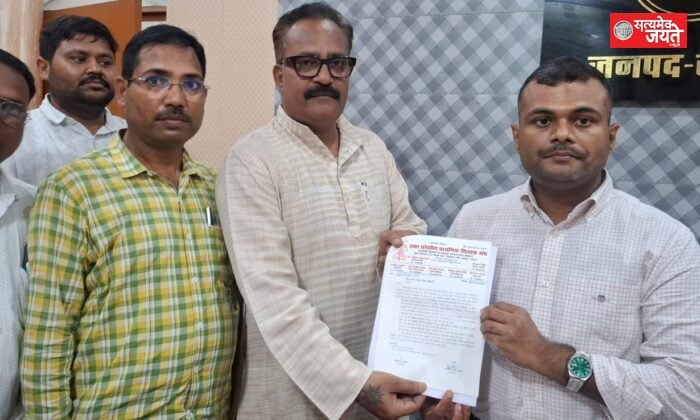 शिक्षक समस्याओं के संबंध में बीएसए से मिला शिक्षकों का प्रतिनिधिमंडल