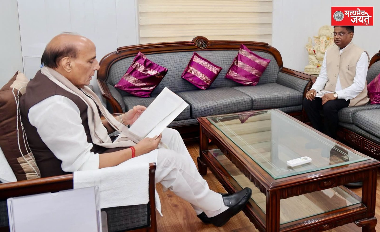 रक्षामंत्री राजनाथ सिह से मिले केराकत विधान सभा से भाजपा के भावी प्रत्याशी डाँ विनोद