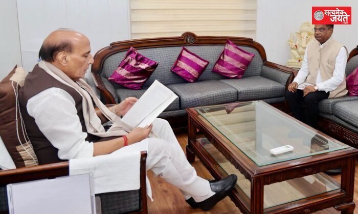 रक्षामंत्री राजनाथ सिह से मिले केराकत विधान सभा से भाजपा के भावी प्रत्याशी डाँ विनोद