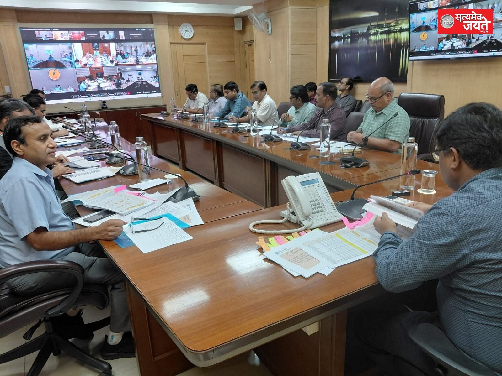 प्रमुख सचिव ऊर्जा एवं यूपीपीसीएल के अध्यक्ष रणवीर प्रसाद ने शक्ति भवन, में वीडियो कॉन्फ्रेंसिंग के माध्यम से प्रदेश के सभी विद्युत वितरण निगमों के कार्यों की समीक्षा