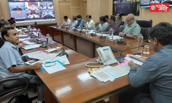 प्रमुख सचिव ऊर्जा एवं यूपीपीसीएल के अध्यक्ष रणवीर प्रसाद ने शक्ति भवन,  में वीडियो कॉन्फ्रेंसिंग के माध्यम से प्रदेश के सभी विद्युत वितरण निगमों के कार्यों की समीक्षा