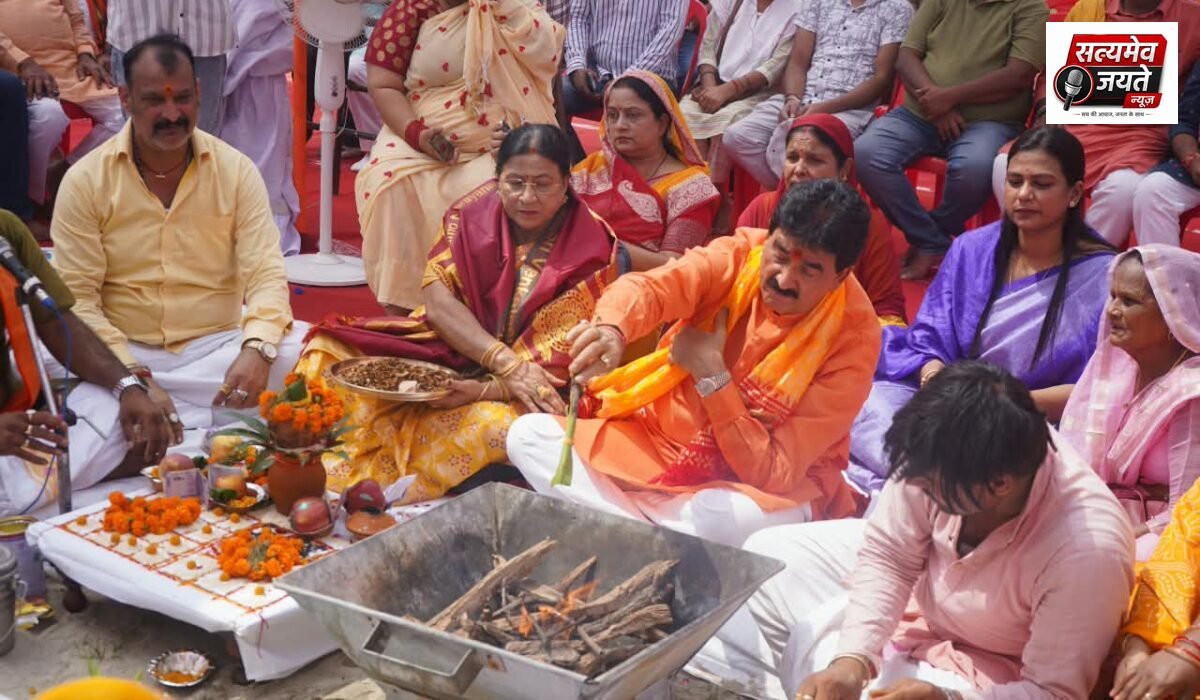 श्रीराम कथा के लिए बीआरपी इंटर कॉलेज मैदान ज्ञानप्रकाश सिंह ने सपत्नी किया भूमि पूजन