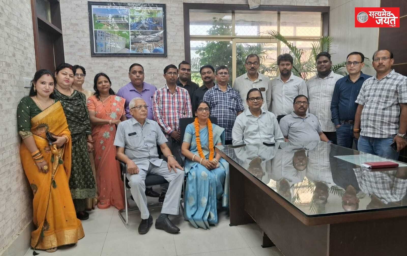पिता की उंगली पकड़कर नौकरी ज्वाइन करने आई थीं साधना, 23 साल बाद उसी उंगली को थाम भावुक होकर हुईं विदा
