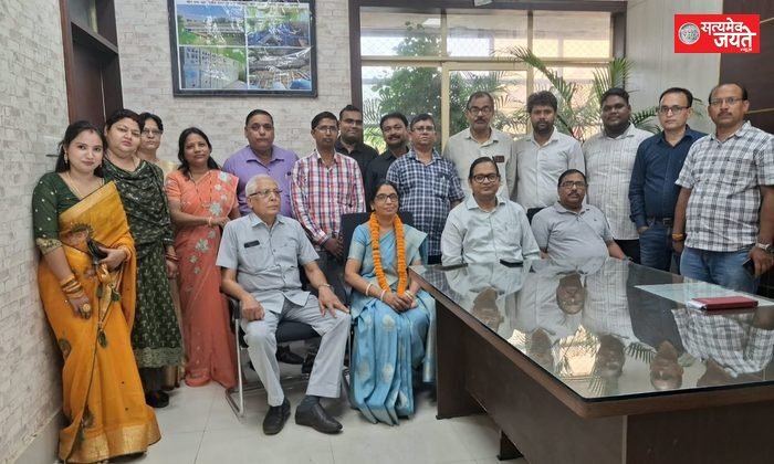पिता की उंगली पकड़कर नौकरी ज्वाइन करने आई थीं साधना, 23 साल बाद उसी उंगली को थाम भावुक होकर हुईं विदा