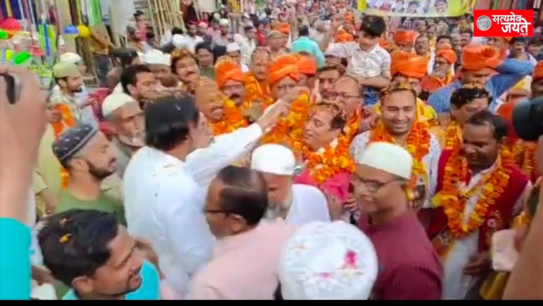 <em>जानिए कहा मुस्लिमो ने रामबारात पर की फूलों की बारिश</em>