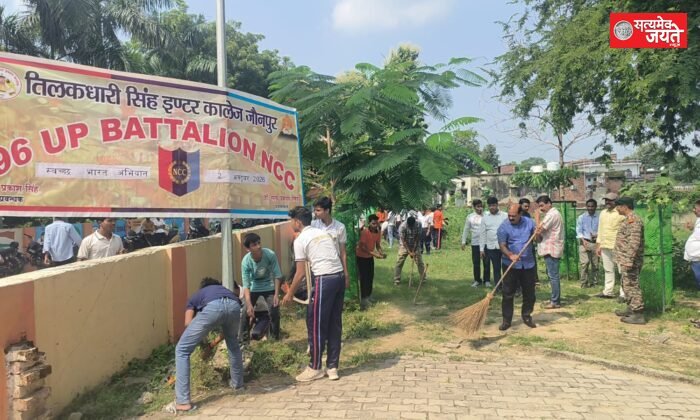 टी डी इटंर कालेज मे धूमधाम से मनाया गया महात्मा गांधी व लाल बहादुर शास्त्री का जन्मदिन प्रिसिपल डाँ सत्यप्रकाश सिह समेत सभी शिक्षको ने प्रागंण मे की साफ सफाई