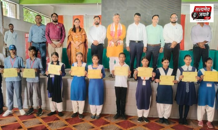 मुख्यमंत्री योगी आदित्यनाथ द्वारा 4. 60 लाख से अधिक छात्र छात्राओ के बैक खाते मे छात्रवृत्ति/शुल्क के कार्यक्रम का किया उद्घाटन  जौनपुर मे भाजपा जिलाध्यक्ष अजित प्रजापति द्वारा छात्र छात्राओ को वितरित की गयी छात्रवृत्ति