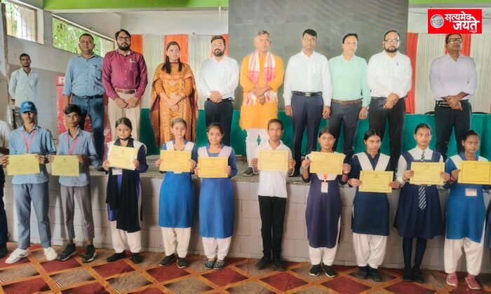 मुख्यमंत्री योगी आदित्यनाथ द्वारा 4. 60 लाख से अधिक छात्र छात्राओ के बैक खाते मे छात्रवृत्ति/शुल्क के कार्यक्रम का किया उद्घाटन जौनपुर मे भाजपा जिलाध्यक्ष अजित प्रजापति द्वारा छात्र छात्राओ को वितरित की गयी छात्रवृत्ति