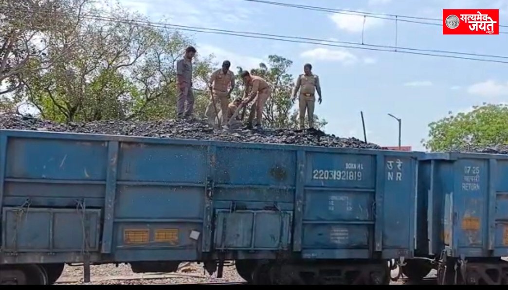 मालगाड़ी के डिब्बे में लगी आग फायर बिग्रेड की दो गाड़ी ने आग पर पाया काबू
