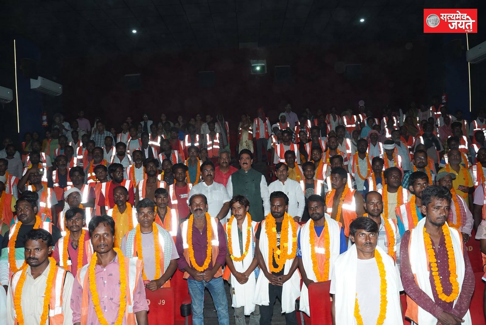 सफाई कर्मचारियों का सम्मान कर ज्ञानप्रकाश सिंह ने दिखाई सेवा भावना, ‘हनुमान अंश’ फिल्म की कराई विशेष स्क्रीनिंग