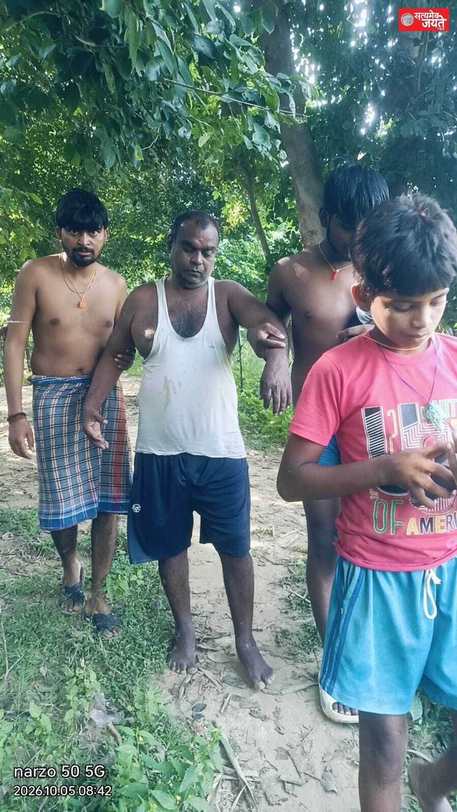 साहसी युवकों ने गोमती में डूब रहे अधेड़ को नाव से दो किमी पीछा कर बचाया