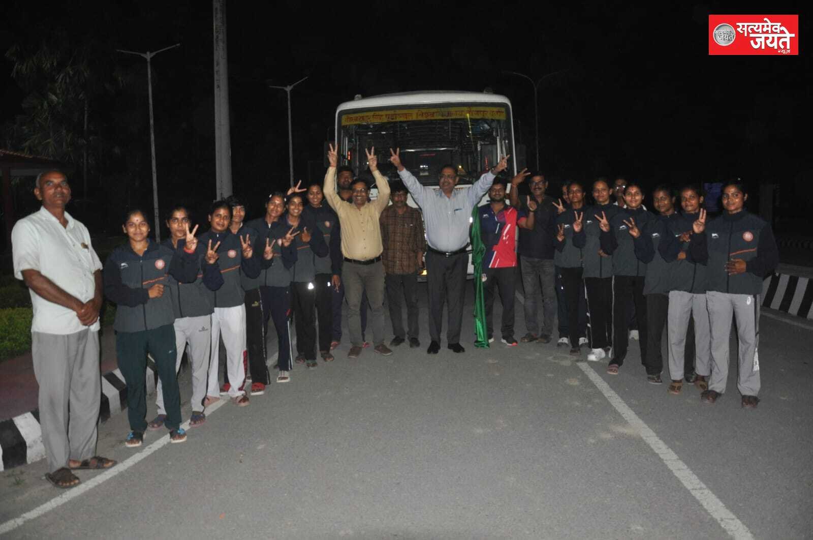 पूर्वांचल विश्वविद्यालय की महिला कबड्डी टीम पूर्वी क्षेत्र अंतर- विश्वविद्यालय प्रतियोगिता के लिए रवाना