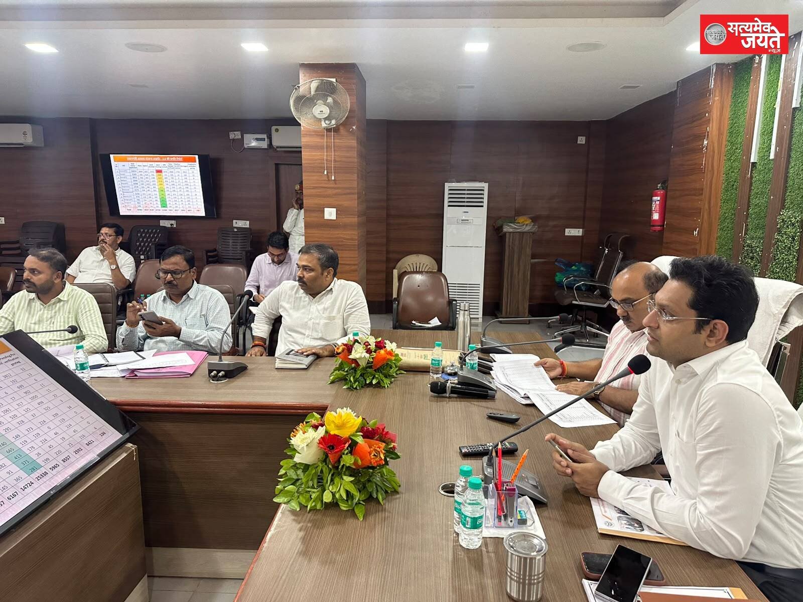 पीएम स्वनिधि और प्रधानमंत्री आवास योजना की डीएम ने की समीक्षा