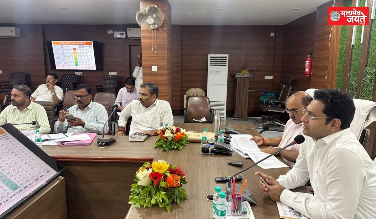 पीएम स्वनिधि और प्रधानमंत्री आवास योजना की डीएम ने की समीक्षा