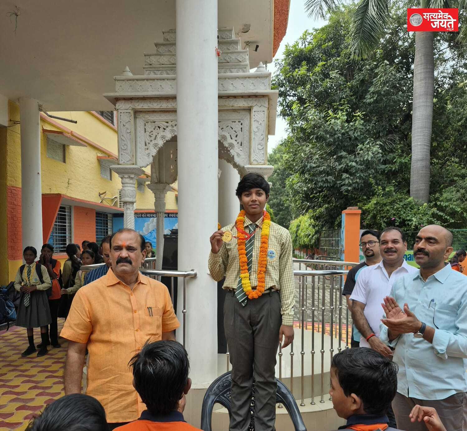 टी डी इटंर कालेज की रूचि प्रजापति ने गोल्ड जीतकर जिले व विद्यालय का नाम किया रोशन प्रिसिपल डाँ सत्यप्रकाश सिह ने दी बधाई