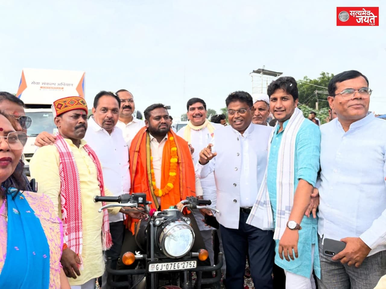 केराकत पहुंची वडनगर से वाराणसी तक युवा बाइक यात्रा