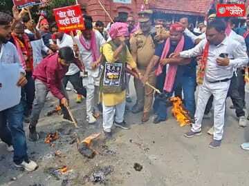 जौनपुर में ज्ञानेश कुमार के खिलाफ सपाइयों का प्रदर्शन, पुतला फूंका