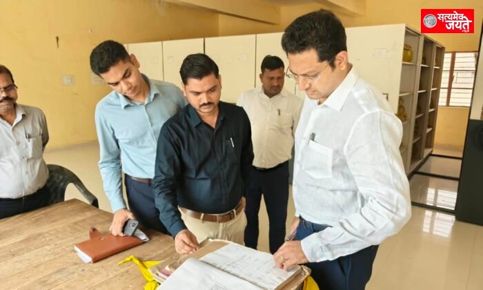डीएम ने किया मछलीशहर तहसील का निरीक्षण