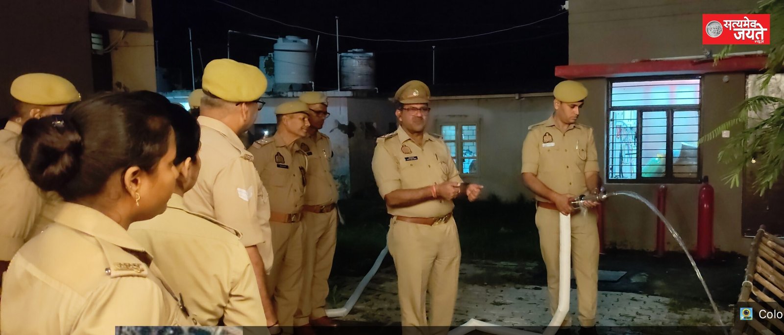 जौनपुर जनपद न्यायालय के सुरक्षा मे नियुक्त अधिकारियो एंव कर्मचारियो को अग्निशमन अधिकारी नागेन्द्र प्रसाद द्विवेदी द्वारा विशेष प्रशिक्षण दिया गया
