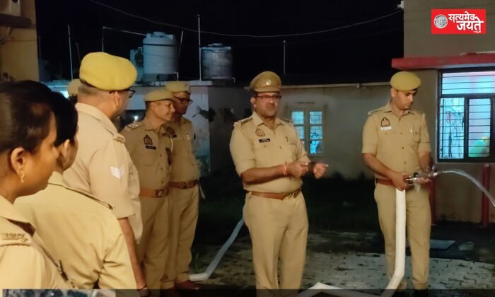 जौनपुर जनपद न्यायालय के सुरक्षा मे नियुक्त अधिकारियो एंव कर्मचारियो को अग्निशमन अधिकारी नागेन्द्र प्रसाद द्विवेदी द्वारा विशेष प्रशिक्षण दिया गया