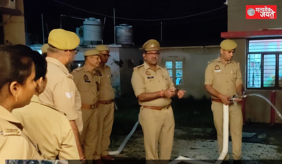 जौनपुर जनपद न्यायालय के सुरक्षा मे नियुक्त अधिकारियो एंव कर्मचारियो को अग्निशमन अधिकारी नागेन्द्र प्रसाद द्विवेदी द्वारा विशेष प्रशिक्षण दिया गया