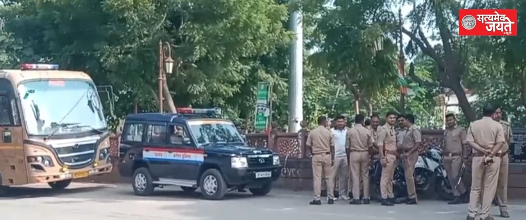 सुल्तानपुर में सिगंर संजय यदुवंशी के धरने को लेकर पुलिस अलर्ट,टेढ़वई चौराहे से तिनकोनिया पार्क तक भारी फोर्स तैनात