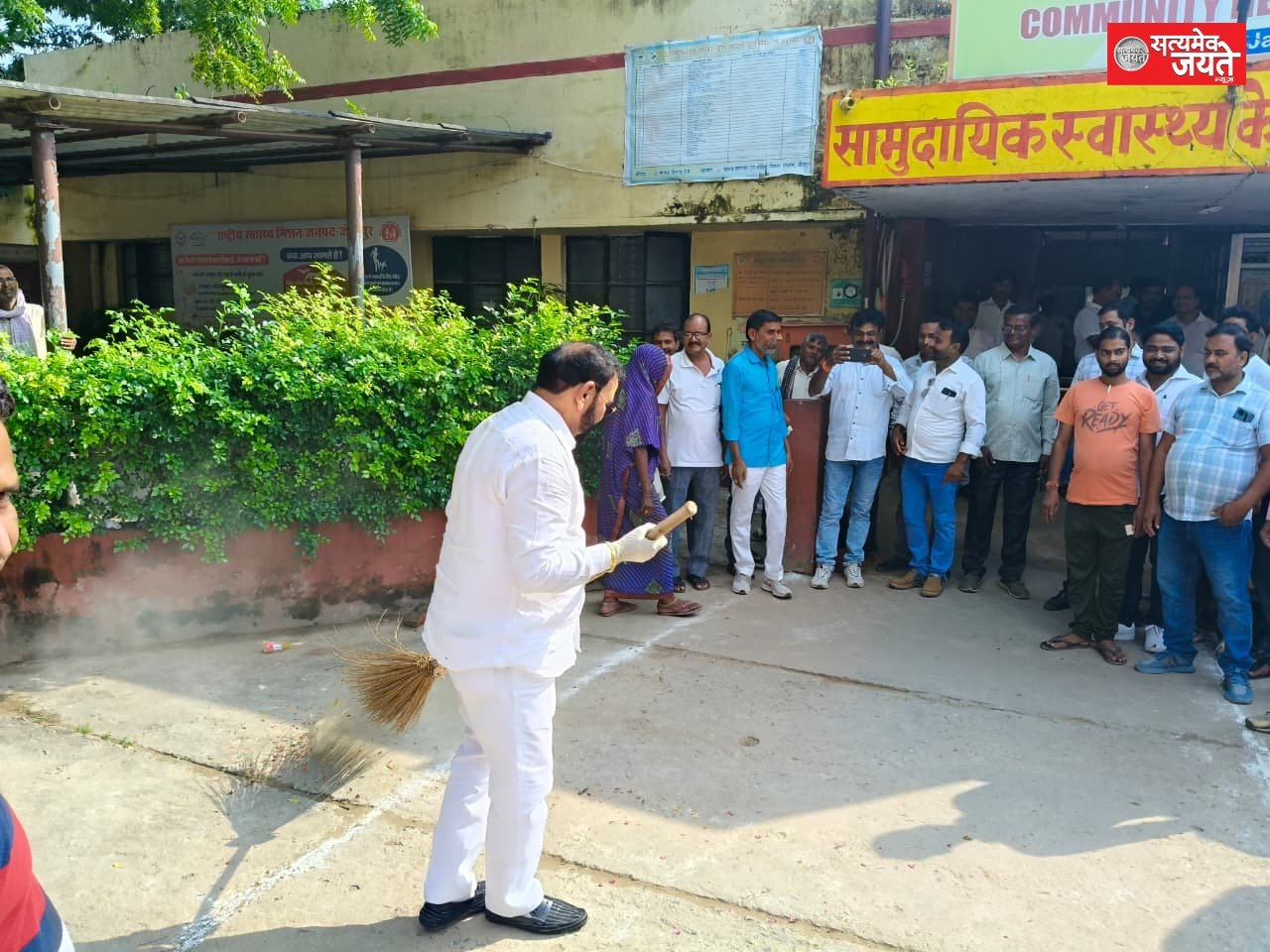 पूर्व विधायक दिनेश चौधरी ने अनोखे अंदाज में मनाया जन्मदिन, सफाई कर्मचारियों के पैर धोकर किया सम्मानित