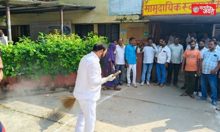 पूर्व विधायक दिनेश चौधरी ने अनोखे अंदाज में मनाया जन्मदिन, सफाई कर्मचारियों के पैर धोकर किया सम्मानित