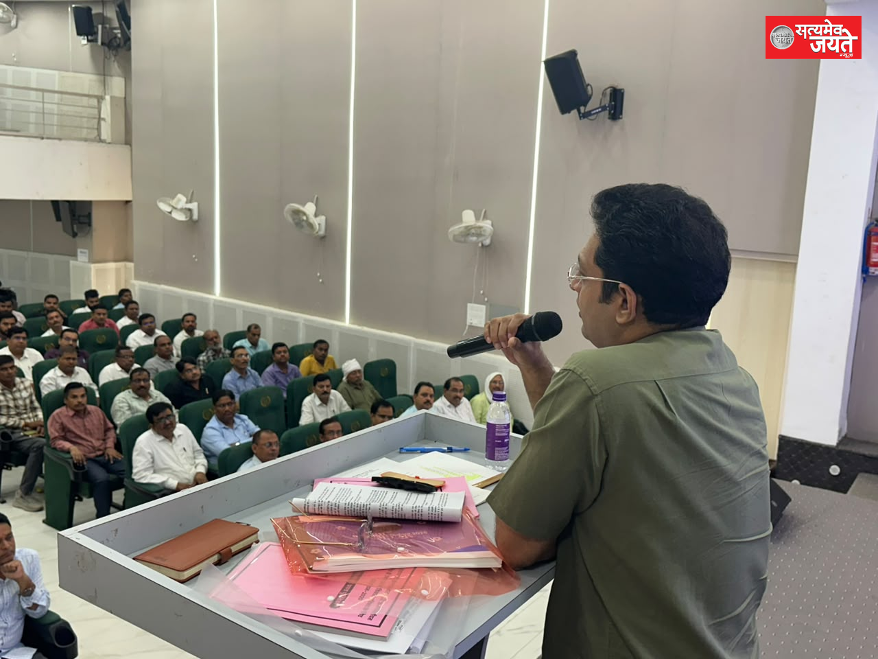 वाराणसी खंड स्नातक एवं शिक्षक निर्वाचन के लिए मतदान अधिकारियों को दिया गया प्रशिक्षण