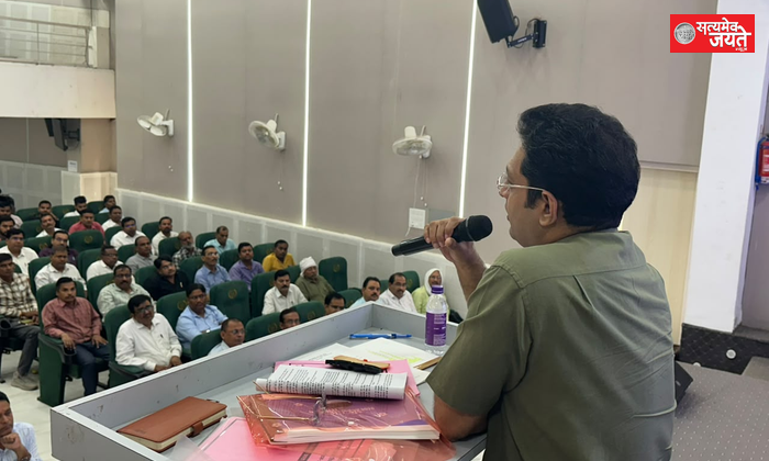 वाराणसी खंड स्नातक एवं शिक्षक निर्वाचन के लिए मतदान अधिकारियों को दिया गया प्रशिक्षण
