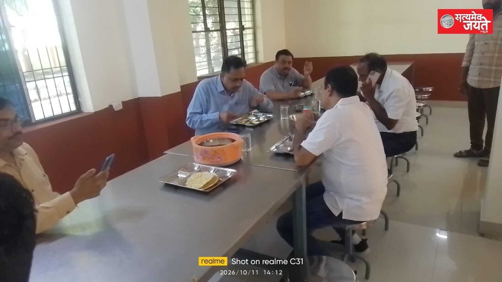 कुलपति ने हॉस्टल में बच्चों संग बैठकर किया भोजन