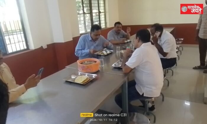 कुलपति ने हॉस्टल में बच्चों संग बैठकर किया भोजन