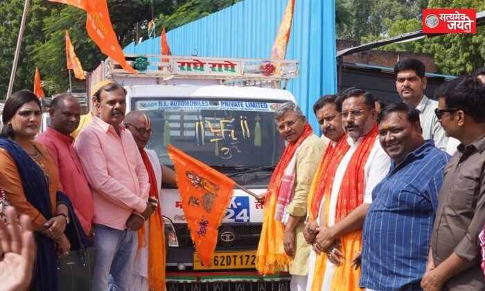 श्रीराम कथा प्रचार-प्रसार के लिए जिलाध्यक्ष ने हरी झंडी दिखाकर प्रचार गाड़ी को किया रवाना