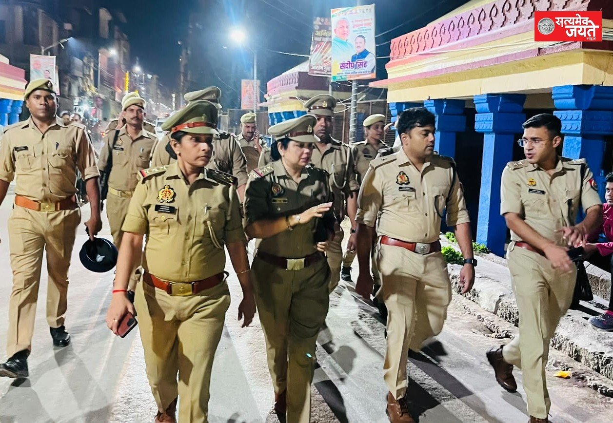 नवरात्रि पर सुरक्षा को लेकर जौनपुर में पुलिस की पैदल गश्त