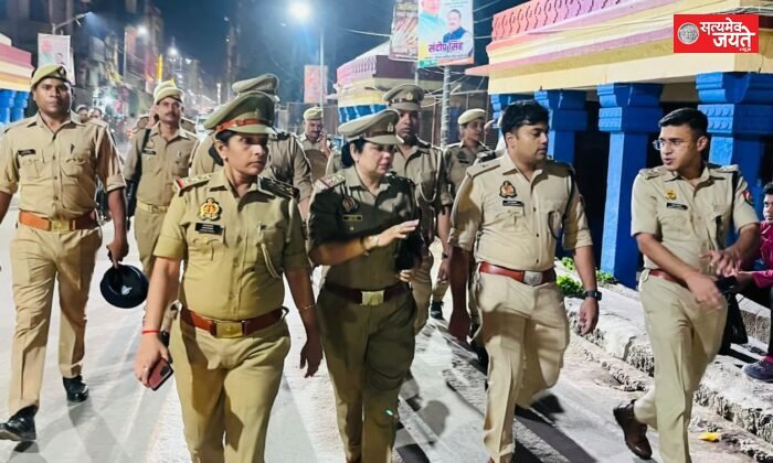 नवरात्रि पर सुरक्षा को लेकर जौनपुर में पुलिस की पैदल गश्त