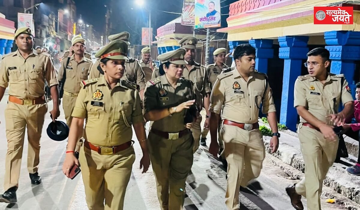नवरात्रि पर सुरक्षा को लेकर जौनपुर में पुलिस की पैदल गश्त