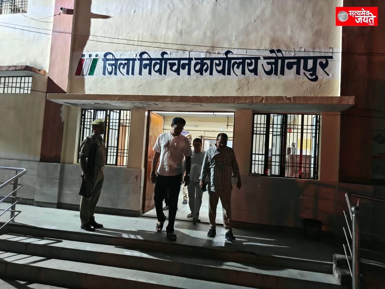 देर रात ईवीएम-वीवीपैट वेयरहाउस पहुंचे जिलाधिकारी, एफएलसी कार्य का लिया जायजा