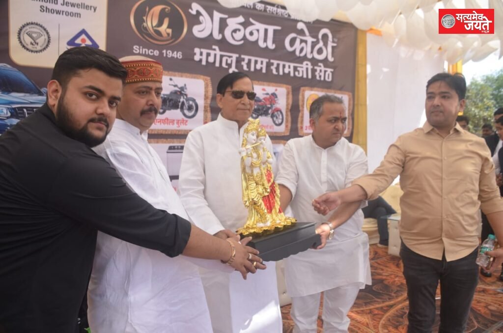 डाक्टर विनोद कुमार सिंह (सावित्री नर्सिंग होम )ने लकी ड्रा में जीता विटारा ब्रेजा कार
